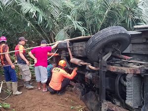 Tidak Kuat Nanjak, Mikrobus Terguling ke Kebun Salak Banjarnegara Tidak Kuat Nanjak, Mikrobus Terguling ke Kebun Salak Banjarnegara