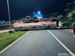Truk Tangki Minyak Terbalik Usai Ditabrak Tronton di Tuban