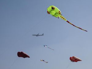 Liburan Sekolah, Kian Marak Layangan Hantui Perjalanan Whoosh Liburan Sekolah, Kian Marak Layangan Hantui Perjalanan Whoosh