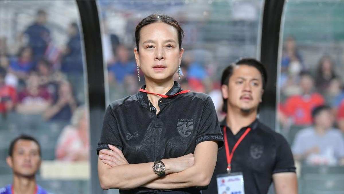 Presiden Federasi Sepakbola Thailand Nualphan Lamsam memberi bonus ke Timnas putra dan putri Thailand usai menang besar di SEA Games 2025. (Foto: SOPA Images/LightRocket via Gett/SOPA Images)