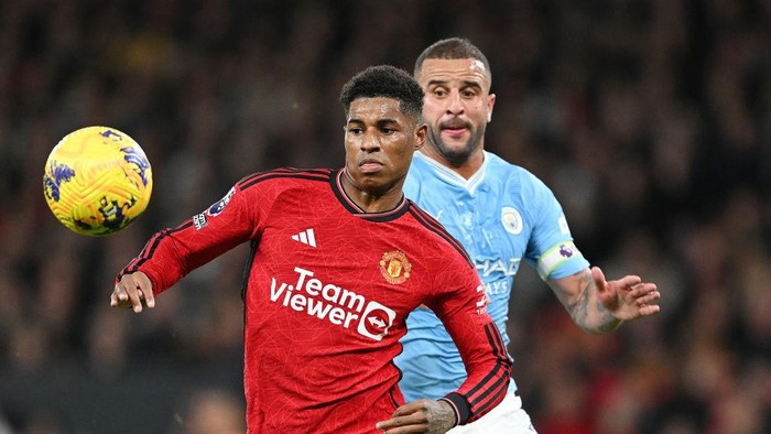 MANCHESTER, ENGLAND - OCTOBER 29: Marcus Rashford of Manchester United is challenged by Kyle Walker of Manchester City during the Premier League match between Manchester United and Manchester City at Old Trafford on October 29, 2023 in Manchester, England. (Photo by Michael Regan/Getty Images)