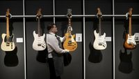 Melihat Ratusan Koleksi Gitar Ikon Rock Jeff Beck yang Bakal Dilelang