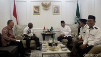 Menteri HAM Natalius Pigai Bertemu Gus Yahya di Kantor PBNU
