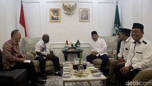 Menteri HAM Natalius Pigai Bertemu Gus Yahya di Kantor PBNU