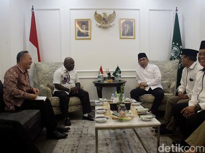 Menteri HAM Natalius Pigai Bertemu Gus Yahya di Kantor PBNU