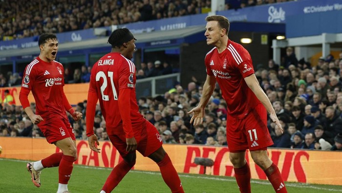 Soccer Football - Premier League - Everton v Nottingham Forest - Goodison Park, Liverpool, Britain - December 29, 2024 Nottingham Forests Chris Wood celebrates scoring their first goal with Anthony Elanga and Ramon Sosa Action Images via Reuters/Jason Cairnduff EDITORIAL USE ONLY. NO USE WITH UNAUTHORIZED AUDIO, VIDEO, DATA, FIXTURE LISTS, CLUB/LEAGUE LOGOS OR LIVE SERVICES. ONLINE IN-MATCH USE LIMITED TO 120 IMAGES, NO VIDEO EMULATION. NO USE IN BETTING, GAMES OR SINGLE CLUB/LEAGUE/PLAYER PUBLICATIONS. PLEASE CONTACT YOUR ACCOUNT REPRESENTATIVE FOR FURTHER DETAILS..