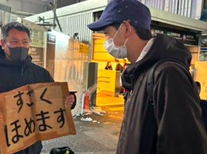 Kreatif, Pria Ini Dapat Penghasilan dari Kemampuannya Memuji Orang