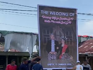 Pernikahan Viral, Bukan Pasang Janur Kuning Malah Baliho Foto Pengantin Pernikahan Viral, Bukan Pasang Janur Kuning Malah Baliho Foto Pengantin