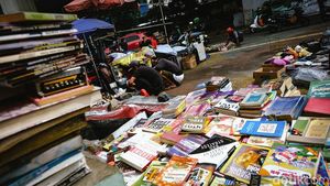 Pasar Loak Kebayoran Lama, Alternatif Wisata Barang Bekas di Jakarta