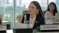 7 Gaya Formal Raline Shah Bersetelan Jas saat Dilantik Jadi Stafsus Menteri