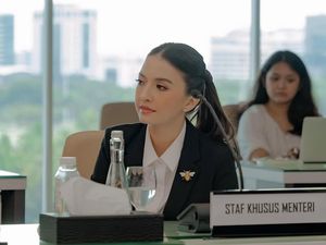 7 Gaya Formal Raline Shah Bersetelan Jas saat Dilantik Jadi Stafsus Menteri 7 Gaya Formal Raline Shah Bersetelan Jas saat Dilantik Jadi Stafsus Menteri