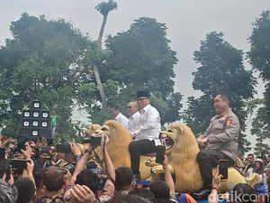 Momen Seru Saat Mendes Yandri dan Menko Zulhas Naik Sisingaan Momen Seru Saat Mendes Yandri dan Menko Zulhas Naik Sisingaan