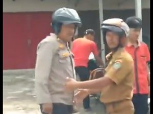 Viral Tendang Pemotor, Oknum Polisi di Polres Prabumulih Sumsel Dicopot Viral Tendang Pemotor, Oknum Polisi di Polres Prabumulih Sumsel Dicopot