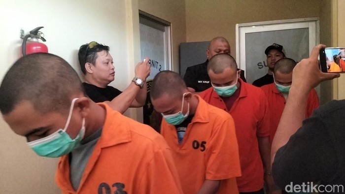 Polsek Kebayoran Baru menangkap 4 persekutuan pelaku jual beli orang yang memasarkan korban selaku  PSK di hotel Jaksel.