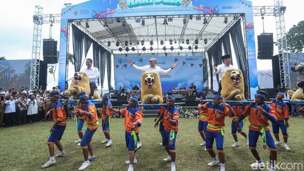 Momen Menko Pangan - Mendes Naik Sisingaan di Hari Desa