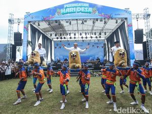 Momen Menko Pangan - Mendes Naik Sisingaan di Hari Desa