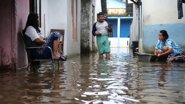 Potret Nyantai Warga Hadapi Banjir Rob di Pontianak