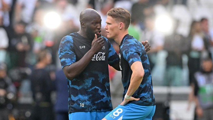 TURIN, ITALY - SEPTEMBER 21:  Romelu Lukaku of Napoli (L) and Scott McTominay of Napoli (R) during the Serie A match between Juventus and Napoli at Allianz Stadium on September 21, 2024 in Turin, Italy. (Photo by Chris Ricco/Getty Images)