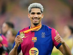 Hansi Flick: Ronald Araujo Tak Akan Tinggalkan Barcelona