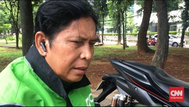 Seorang pengemudi ojek online bernama Joy (50) berharap sebagai Gubernur dan Wagub Jakarta, Pramono-Rano tidak mau diatur-atur atau dipengaruhi partai. (CNNIndonesia/Yogi Anugrah)