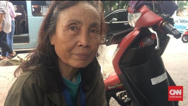 Lita (53) ibu rumah tangga, memberikan suara harapannya terhadap Gubernur terpilih Jakarta Pramono Anung. (CNNIndonesia/Yogi Anugrah)