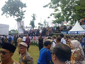 Meriah Suasana Lapangan Desa Cisaat Jelang Peringatan Hari Desa