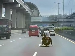 Pemotor Cengtri Nekat Masuk Tol: Ngebut Tanpa Helm, Kejar Sigra!