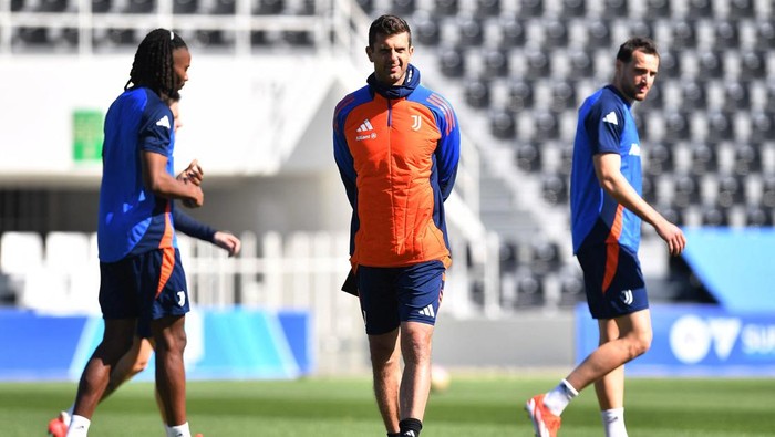 Soccer Football - Italian Super Cup - Juventus Training - Al Shabab FC Stadium, Riyadh, Saudi Arabia - January 2, 2025 Juventus coach Thiago Motta during training REUTERS/Jennifer Lorenzini