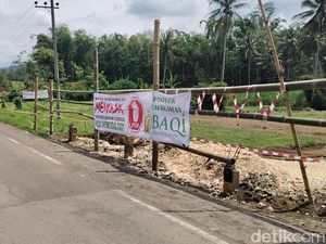 Pengembang Makam Komersil Sebar Amplop Infaq Baqi ke Warga Rp 50 Ribu Pengembang Makam Komersil Sebar Amplop Infaq Baqi ke Warga Rp 50 Ribu
