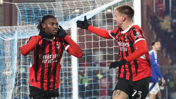 COMO, ITALY - JANUARY 14: Rafael Leao of AC Milan celebrates with his team-mate Francesco Camarda after scoring their teams second goal during the Serie A match between Como 1907 and AC Milan at Stadio G. Sinigaglia on January 14, 2025 in Como, Italy. (Photo by Marco Luzzani/Getty Images)