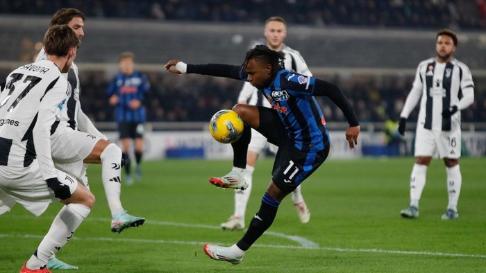 BERGAMO, ITALY - JANUARY 14: Ademola Lookman of Atalanta brings the ball under control during the Serie A match between Atalanta and Juventus at Gewiss Stadium on January 14, 2025 in Bergamo, Italy. (Photo by Timothy Rogers/Getty Images)