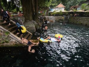 Asyiknya Berenang di Sumber Mata Air Desa Ponggok Klaten Asyiknya Berenang di Sumber Mata Air Desa Ponggok Klaten