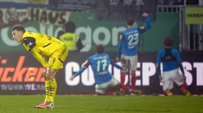Bundesliga KIEL, GERMANY - JANUARY 14: Nico Schlotterbeck of Borussia Dortmund reacts during the Bundesliga soccer match between Holstein Kiel and Borussia Dortmund at Holstein-Stadion on January 14, 2025 in Kiel, Germany. (Photo by Hendrik Deckers/Borussia Dortmund via Getty Images)