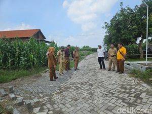 Kades Sumput Tanggapi Protes Warga soal Jalan Paving Rusak Usai Diperbaiki Kades Sumput Tanggapi Protes Warga soal Jalan Paving Rusak Usai Diperbaiki