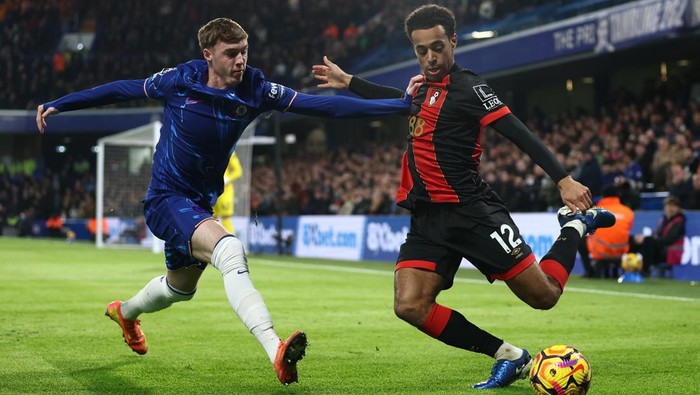 LONDON, ENGLAND - JANUARY 14: Tyler Adams of AFC Bournemouth passes the ball under pressure from Cole Palmer of Chelsea during the Premier League match between Chelsea FC and AFC Bournemouth at Stamford Bridge on January 14, 2025 in London, England. (Photo by Bryn Lennon/Getty Images)