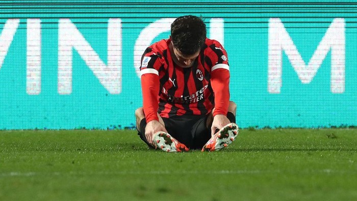 COMO, ITALY - JANUARY 14: Christian Pulisic of AC Milan lies injured during the Serie A match between Como 1907 and AC Milan at Stadio G. Sinigaglia on January 14, 2025 in Como, Italy. (Photo by Marco Luzzani/Getty Images)