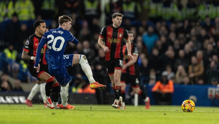 LONDON, ENGLAND - JANUARY 15: Chelseas Cole Palmer shoots during the Premier League match between Chelsea FC and AFC Bournemouth at Stamford Bridge on January 15, 2025 in London, England. (Photo by Andrew Kearns - CameraSport via Getty Images)