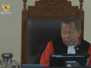 Hakim MK Tegur Pengacara Cabup Bireuen: Jawabannya Jangan Muter-muter Hakim MK Tegur Pengacara Cabup Bireuen: Jawabannya Jangan Muter-muter