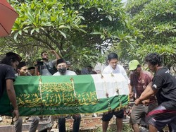 Video: Prosesi Pemakaman Ibunda Ibnu Jamil