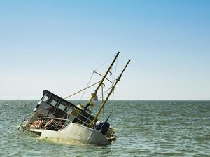 Dihantam Ombak di Perairan Bintan, Kapal Pemancing Tenggelam Dihantam Ombak di Perairan Bintan, Kapal Pemancing Tenggelam