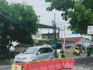Penampakan Jalan Ki Ageng Gribig Klaten yang Diprotes karena Dilebarkan Sebelah Penampakan Jalan Ki Ageng Gribig Klaten yang Diprotes karena Dilebarkan Sebelah