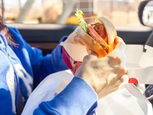 Jangan Makan di Mobil, Ini Risiko Kesehatannya Menurut Dokter Jangan Makan di Mobil, Ini Risiko Kesehatannya Menurut Dokter