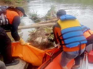2 Warga Pesisir Selatan yang Terseret Arus Sungai Ditemukan Tewas 2 Warga Pesisir Selatan yang Terseret Arus Sungai Ditemukan Tewas