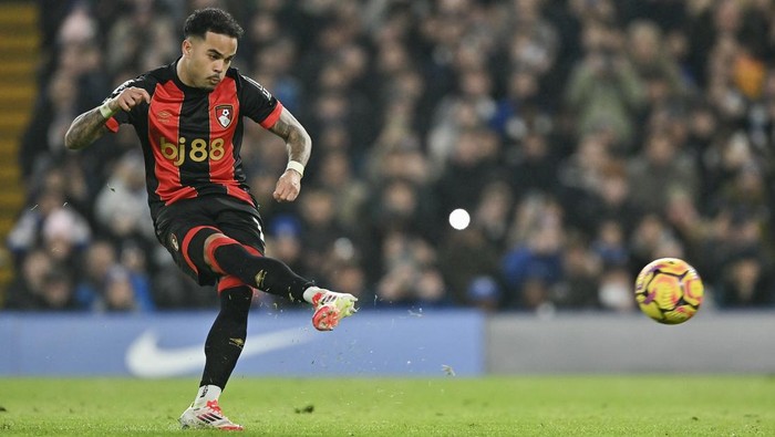 LONDON, ENGLAND - JANUARY 14: Justin Kluivert of Bournemouth scores from the penalty spot during the Premier League match between Chelsea FC and AFC Bournemouth at Stamford Bridge on January 14, 2025 in London, England. (Photo by Vince Mignott/MB Media/Getty Images)