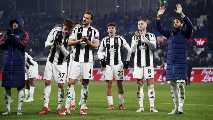 Soccer Football - Serie A - Atalanta v Juventus - Gewiss Stadium, Bergamo, Italy - January 14, 2025 Juventus Federico Gatti with teammates applaud fans after the match REUTERS/Alessandro Garofalo