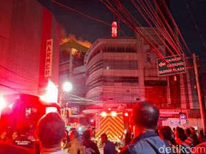 Damkar Evakuasi Pengunjung dari Lokasi Kebakaran di Glodok Plaza