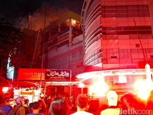 Video: Kebakaran di Glodok Plaza Merambat ke Lantai 6