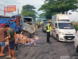 Truk Muat Permen Tabrak Truk Pasir di Jalur Pantura, Sopir Terjepit
