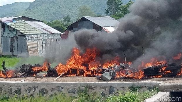 Kerusuhan di Bima, warga bakak motor dan serang warga Sumba, Rabu (15/1/2025).