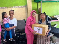 Bhayangkari Salurkan Bantuan- Beri Motivasi Korban Ledakan di Mojokerto